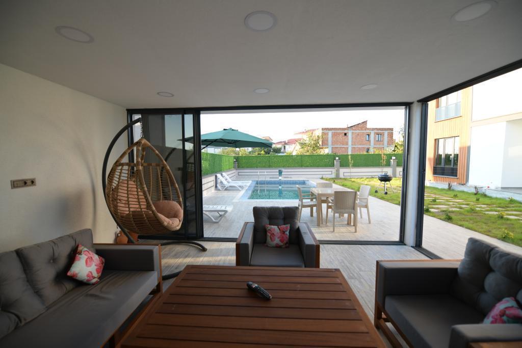 ARAKLI HÜRRİYET MAHALLESİNDE HAVUZLU LÜKS SATILIK VİLLALAR